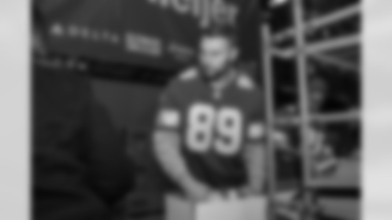 Detroit Lions tight end Brock Wright (89) packing boxes during a Thanksgiving meal packing event at Gleaners Community Food Bank on Nov. 11, 2025 in Taylor, Mich. (Izzy Rincon/Detroit Lions)