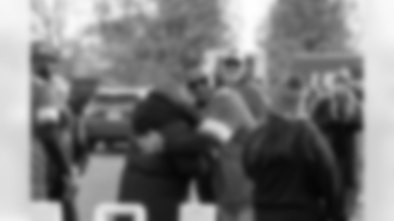 Lions Legend Jimmy Williams (59) and volunteers during a Thanksgiving meal distribution event at the Detroit Lions Academy on Nov. 19, 2025 in Detroit. (Carl Jones II/Detroit Lions)