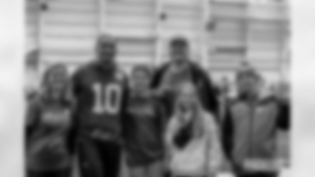 251101_Make a Wish at Practice_ES_01960