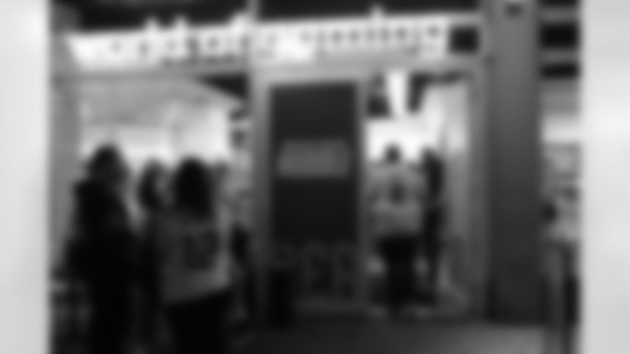 081125_GreenBayPackersHuddleLVL_SR_34