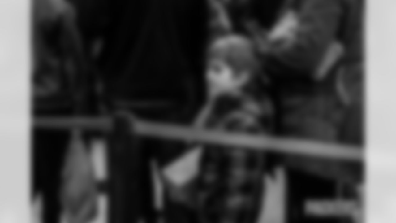 251215_Salvation Army autograph signing_ES_00536