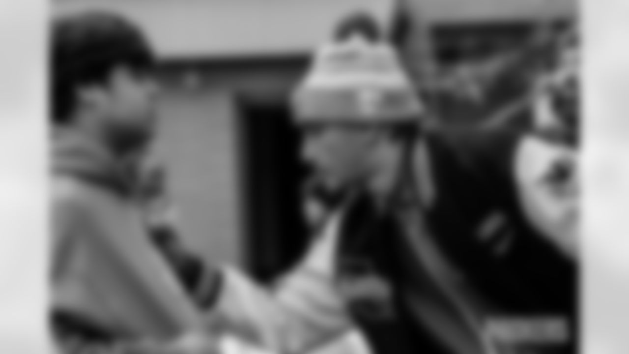 251118_Hands of Love coat drive_ES_01752