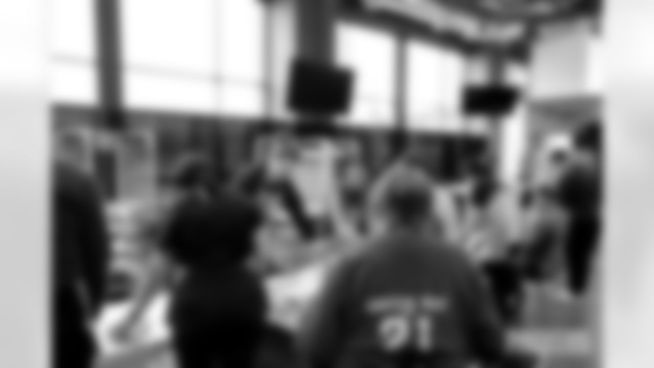 231122-thanksgiving-edits-martens11