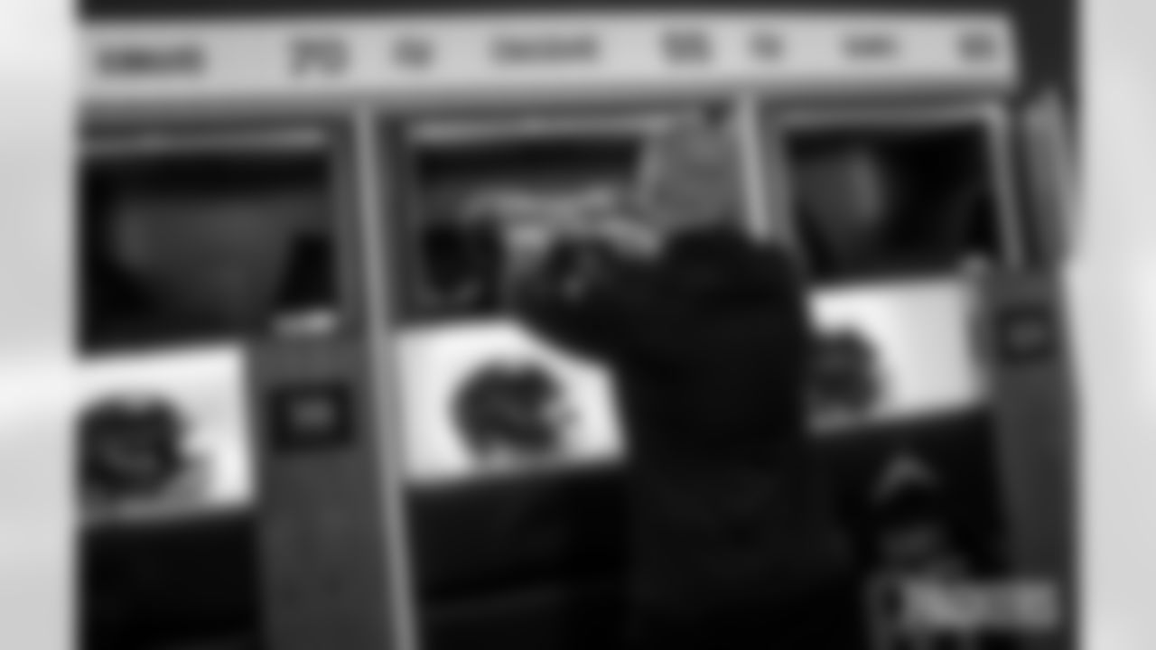 251102-packers-panthers-locker-bobber-023