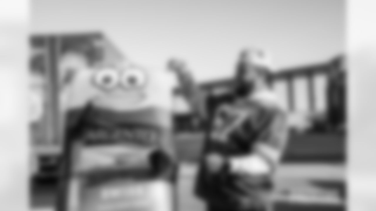 251028_Touchdowns for Hunger Food Drive_MM_1023