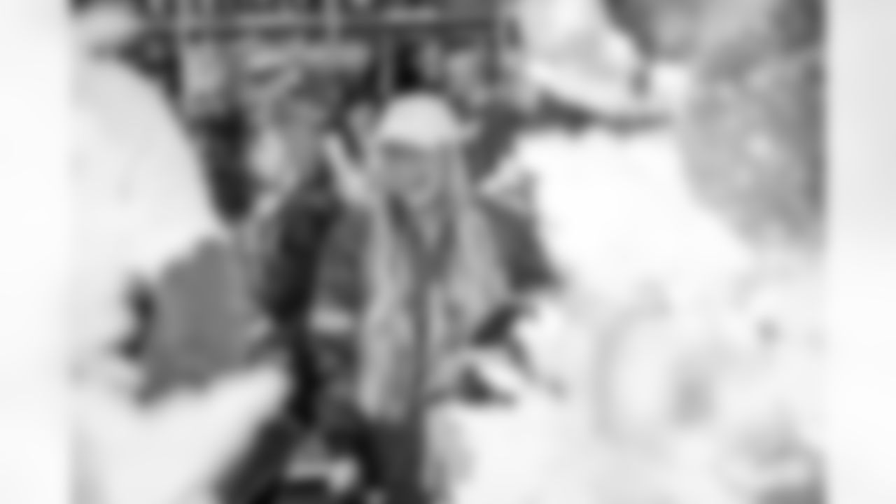231202-liv-morgan-visit-hudy-WM-038