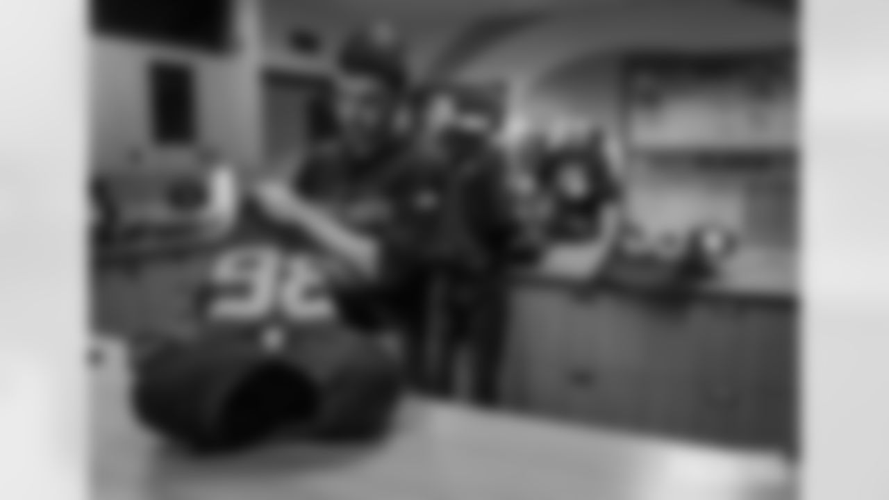 251102-packers-panthers-locker-bobber-038