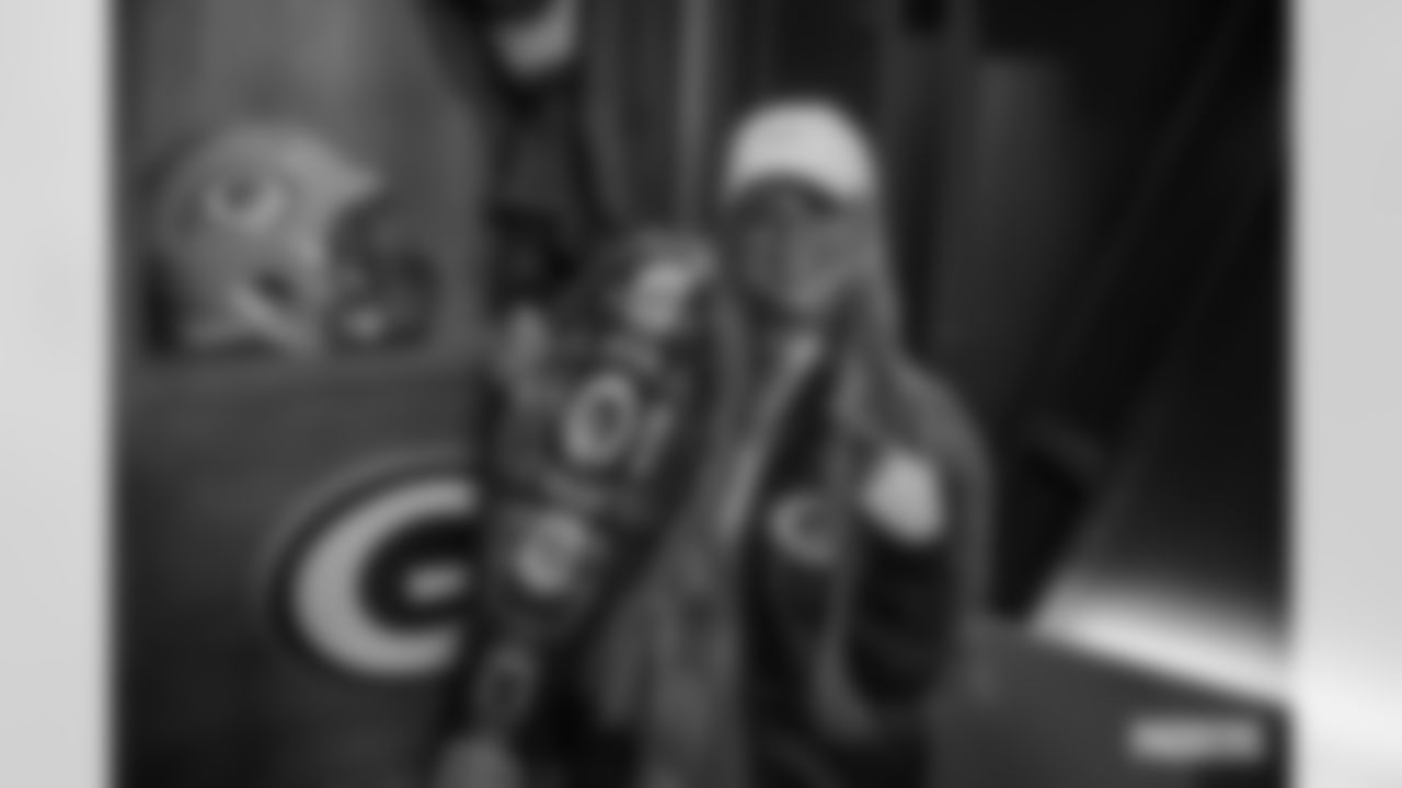 231202-liv-morgan-visit-hudy-WM-011