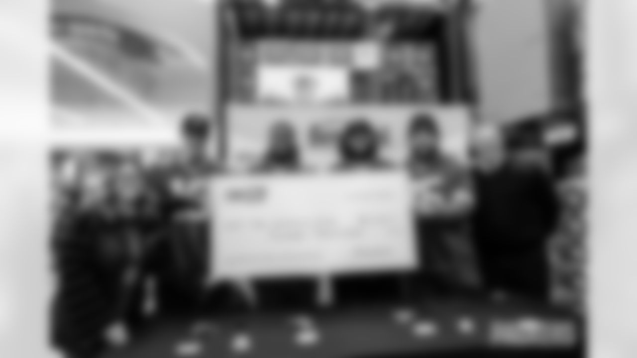 251215_Salvation Army autograph signing_ES_00365