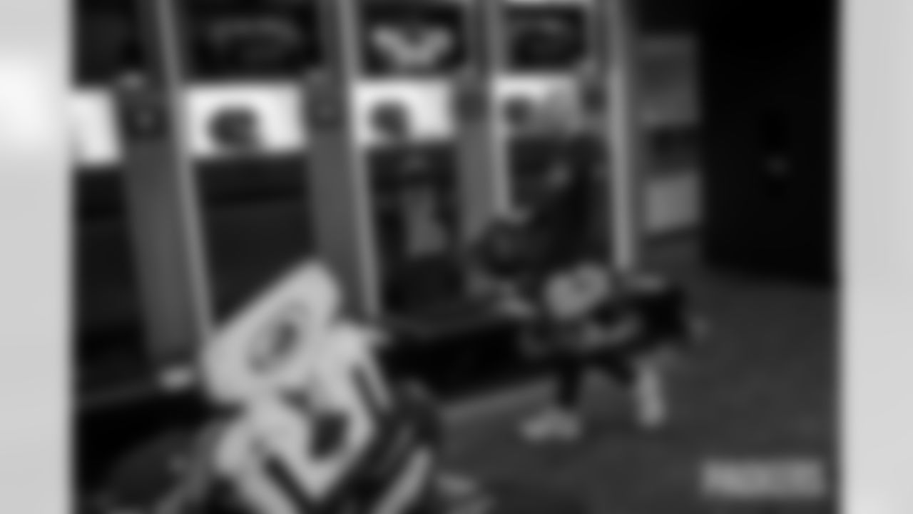 251102-packers-panthers-locker-bobber-029