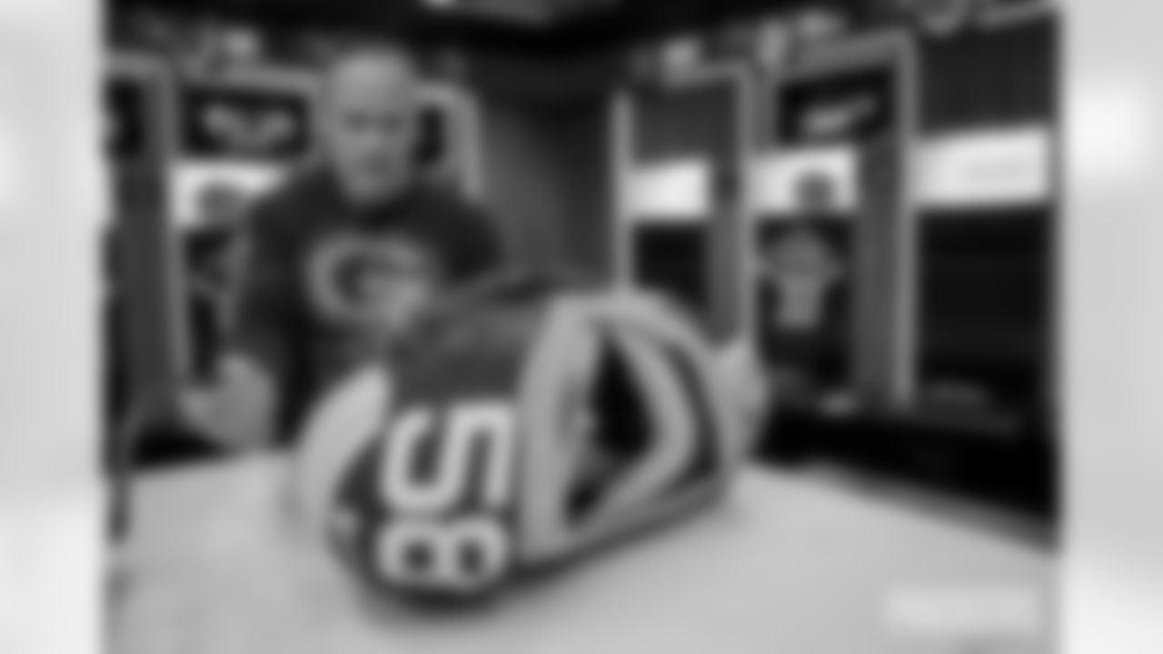 251110-packers-eagles-locker-bobber-027