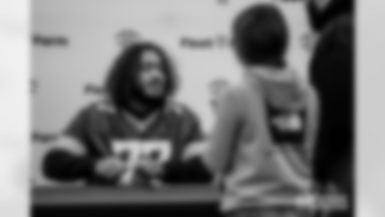 251117_Salvation Army autograph signing_ES_00018