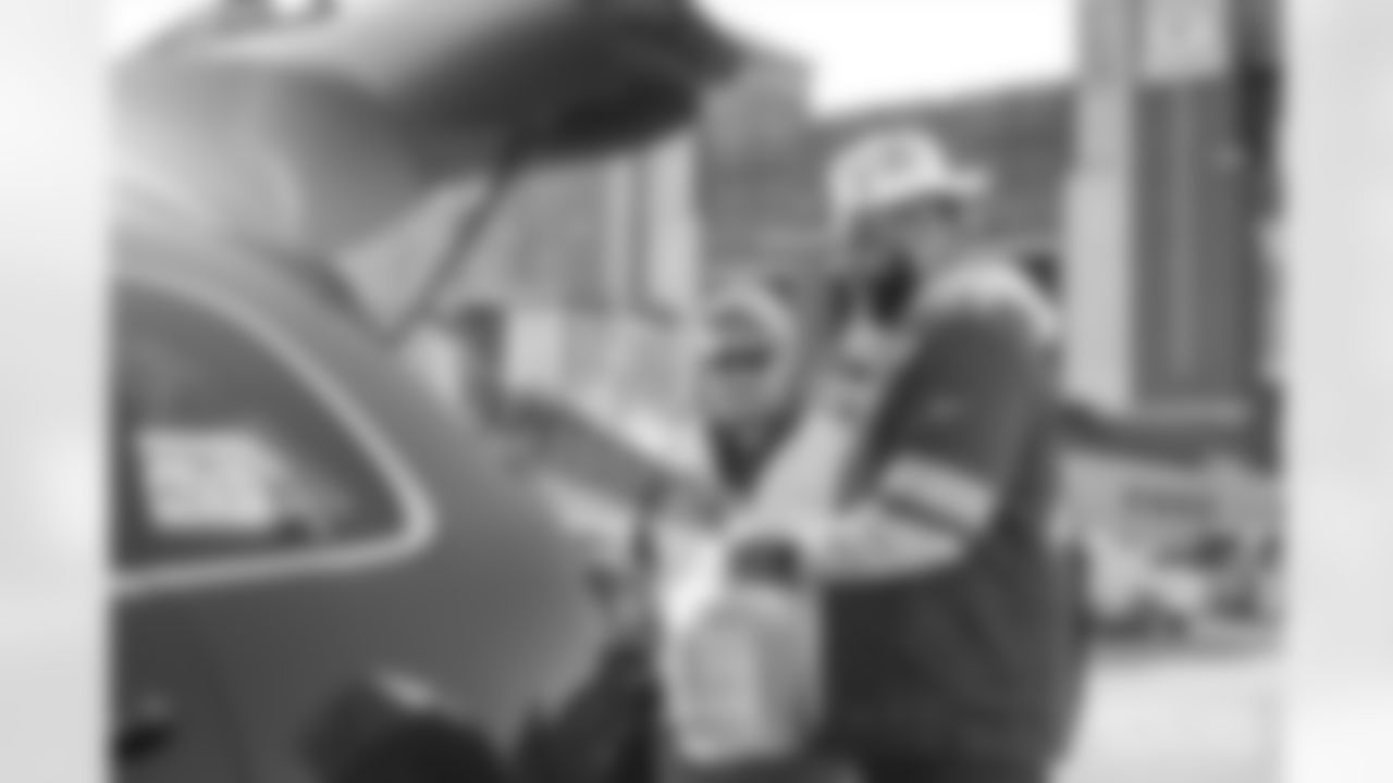 251028_Touchdowns for Hunger Food Drive_MM_0713