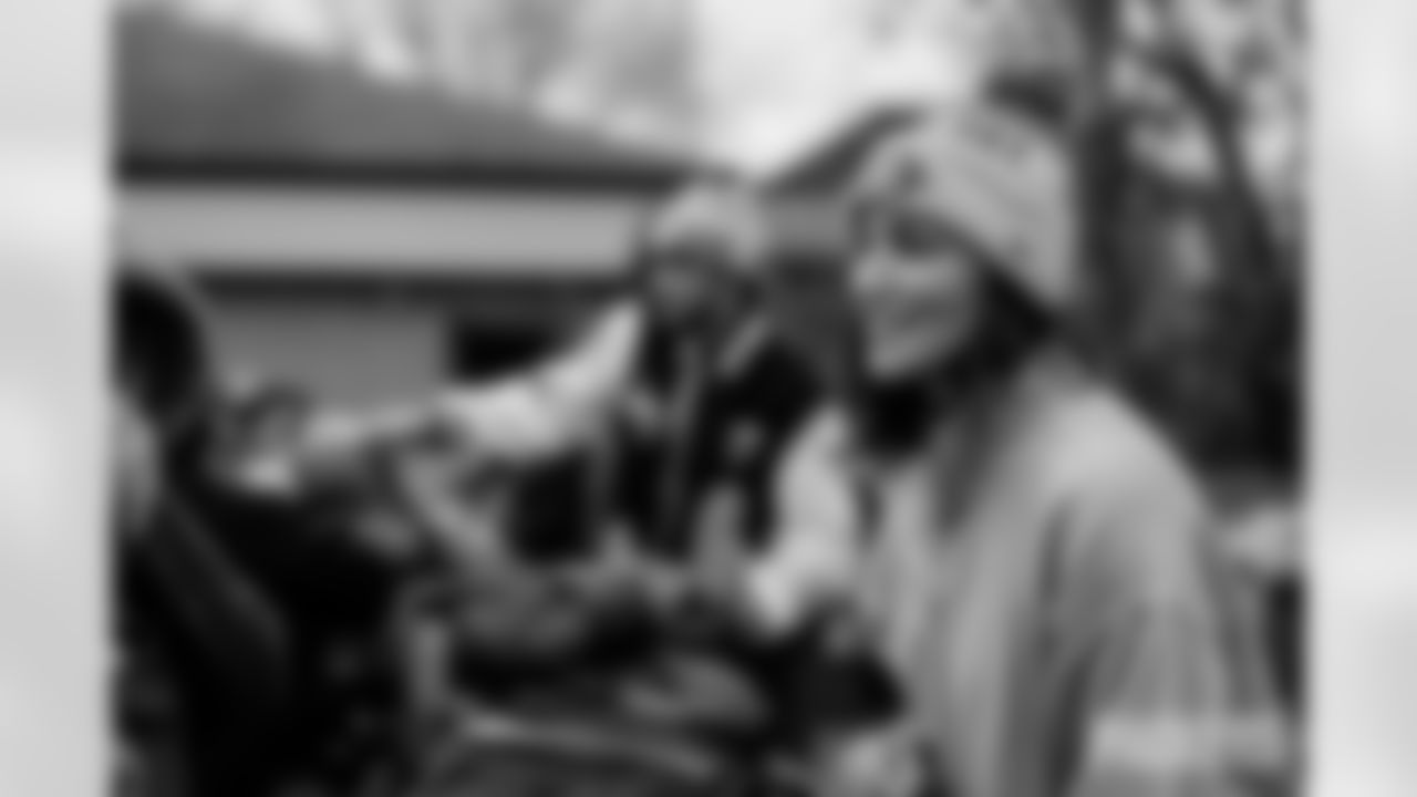 251118_Hands of Love coat drive_ES_01275