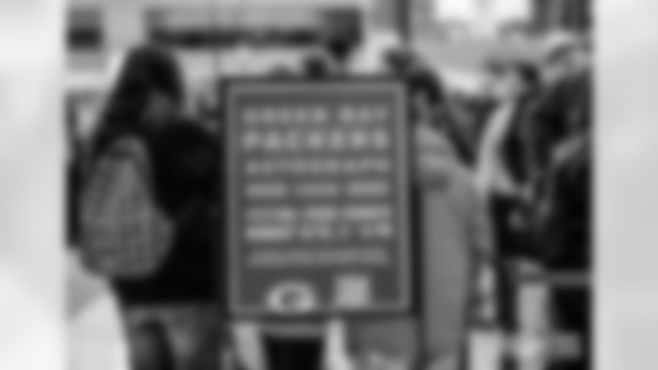 251215_Salvation Army autograph signing_ES_00653