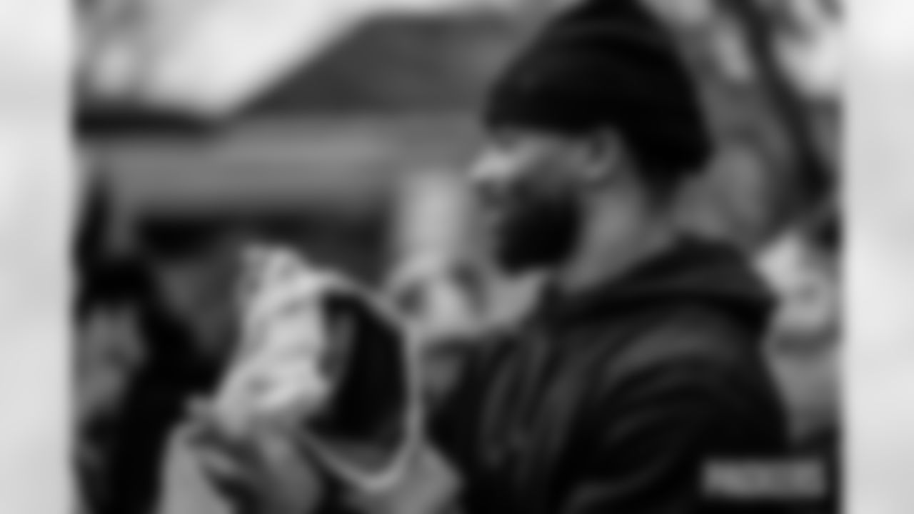 251118_Hands of Love coat drive_ES_01528