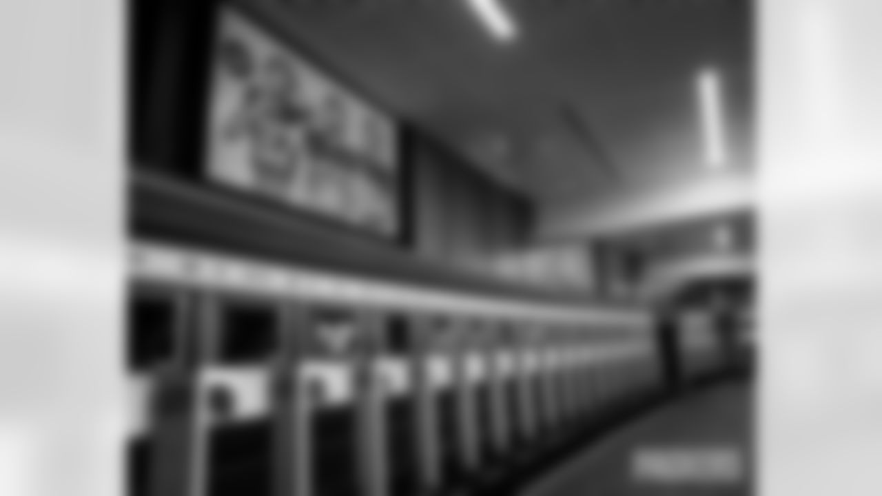 251102-packers-panthers-locker-bobber-007