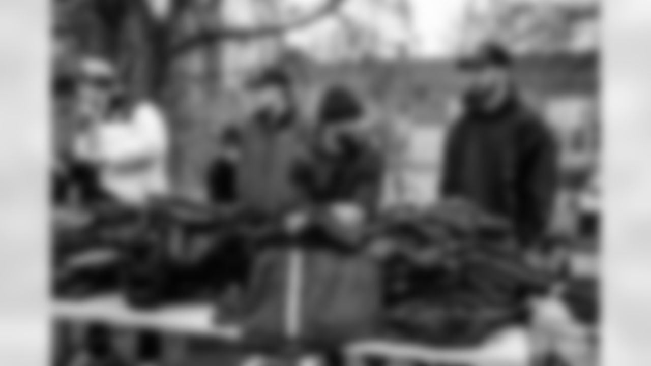 251118_Hands of Love coat drive_ES_00645