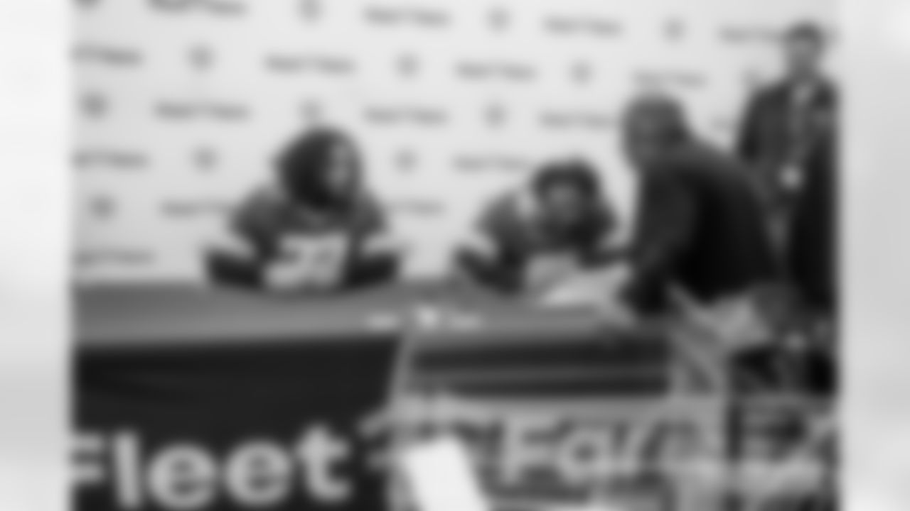 251117_Salvation Army autograph signing_ES_00035