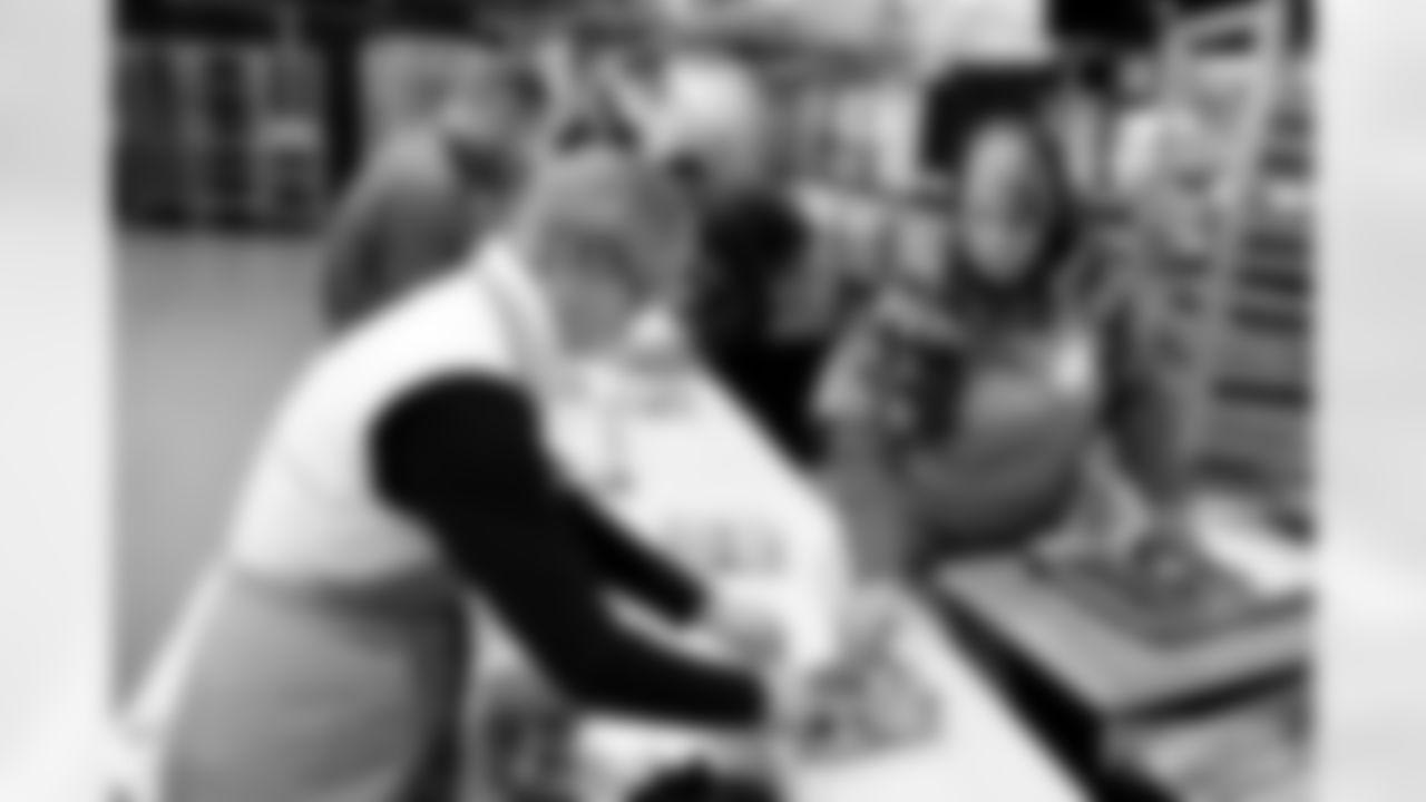 231122-thanksgiving-edits-martens22