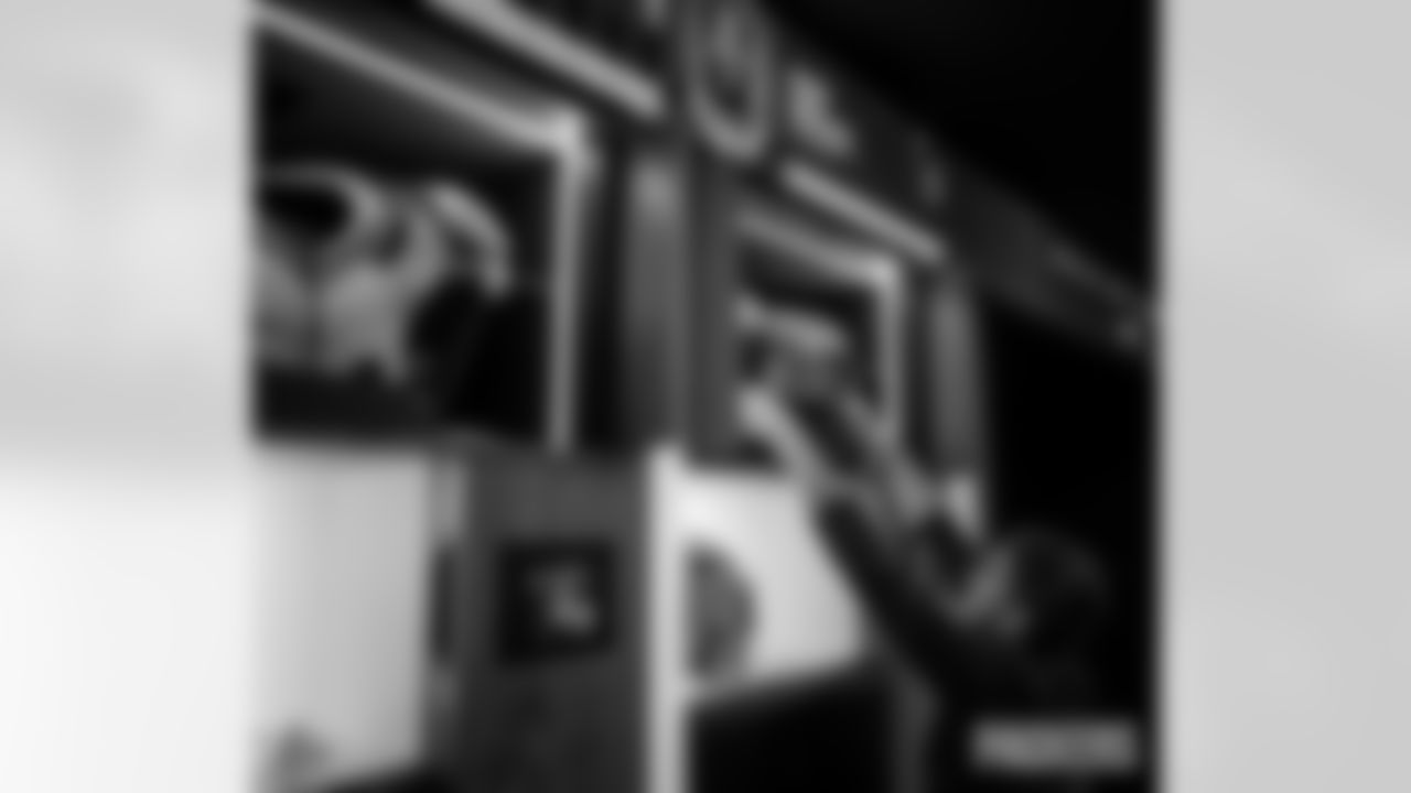 251110-packers-eagles-locker-bobber-013