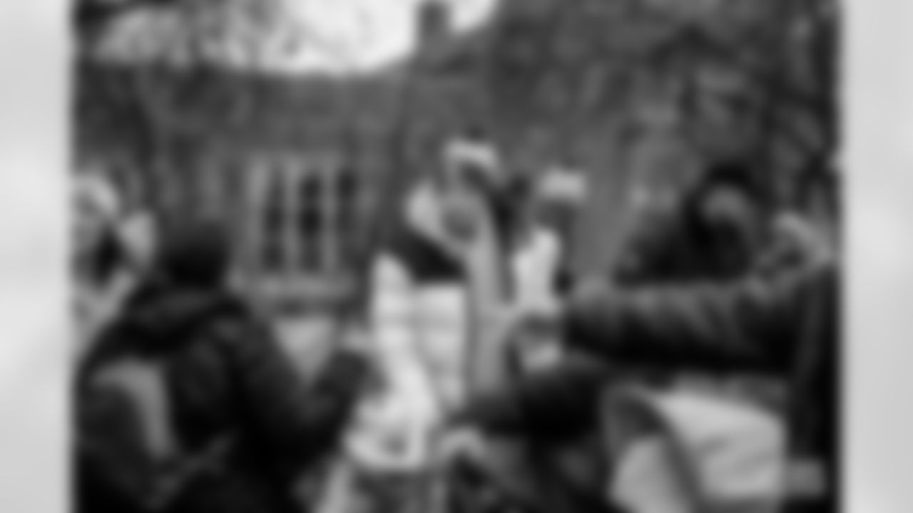 251118_Hands of Love coat drive_ES_01655