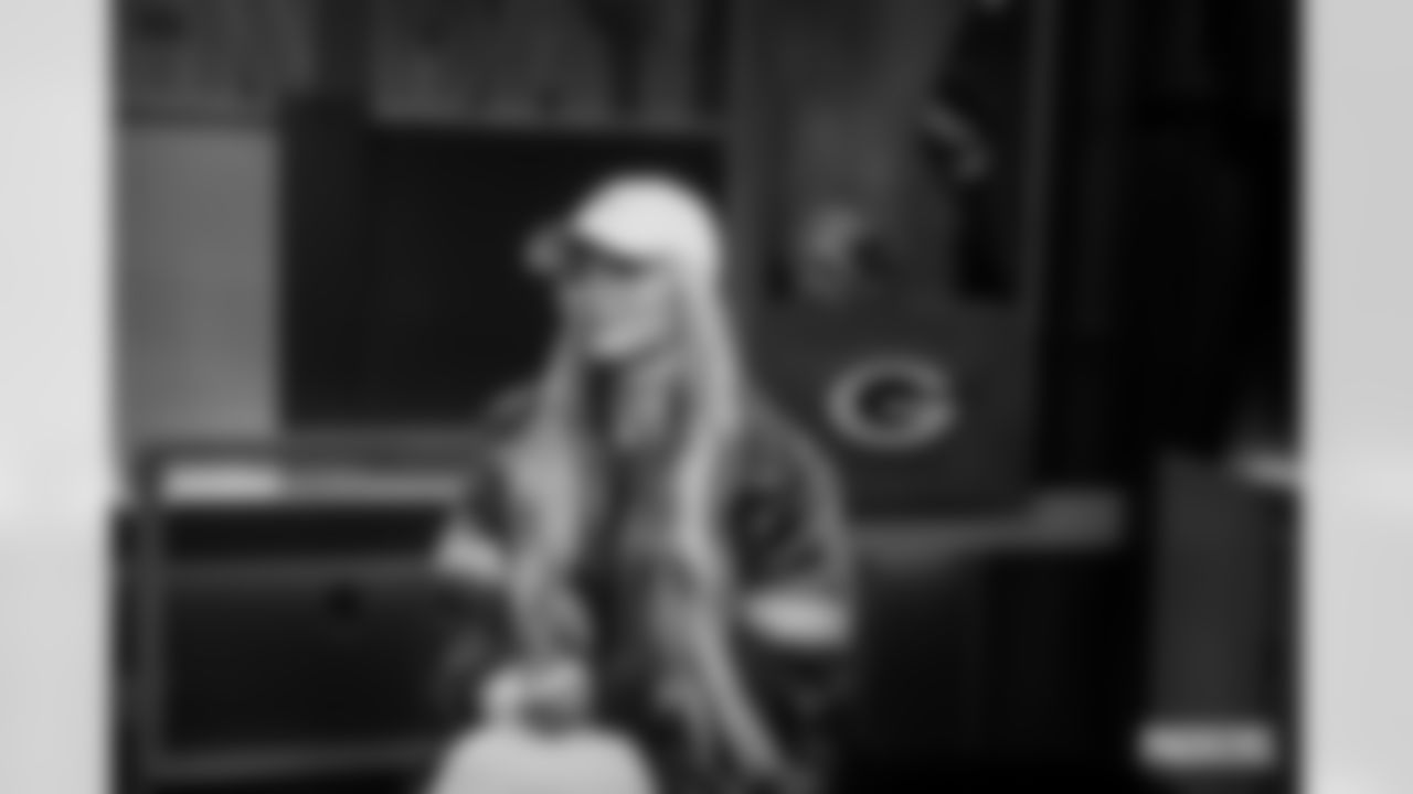 231202-liv-morgan-visit-hudy-WM-006