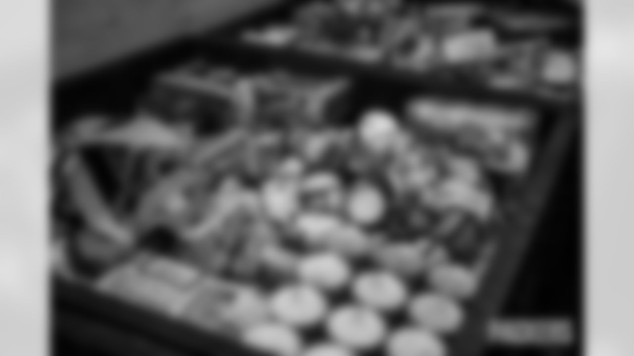 251028_Touchdowns for Hunger Food Drive_MM_0285