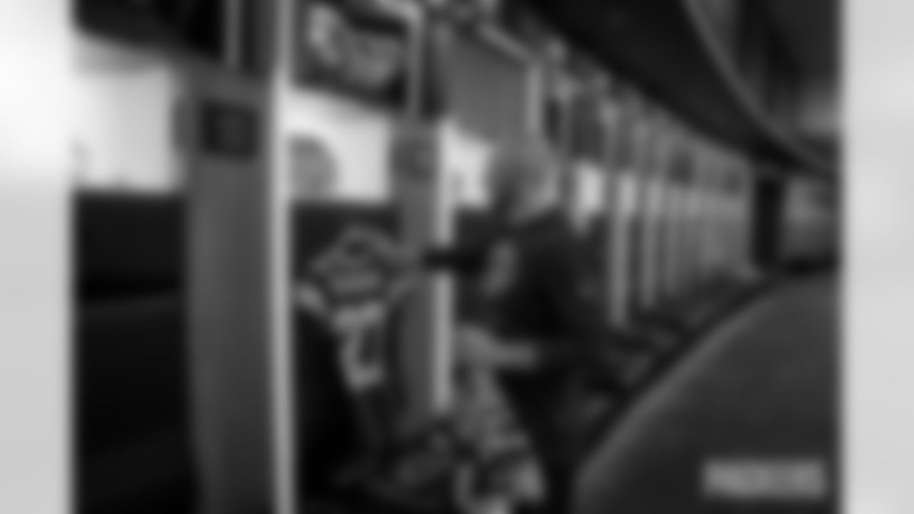 251110-packers-eagles-locker-bobber-007