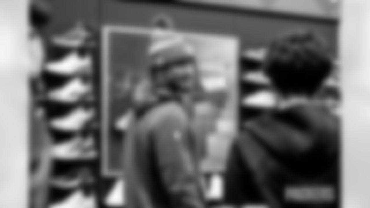 251202_Shop with a Pro_ES_00399