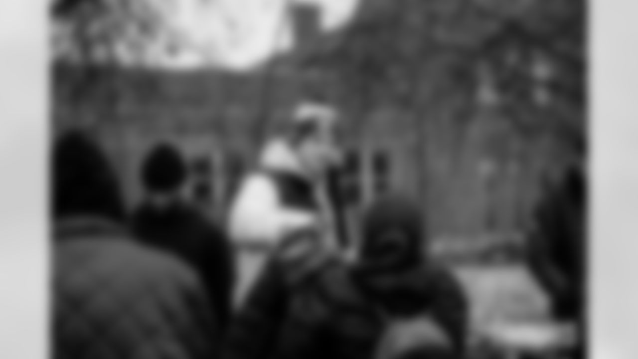 251118_Hands of Love coat drive_ES_01664