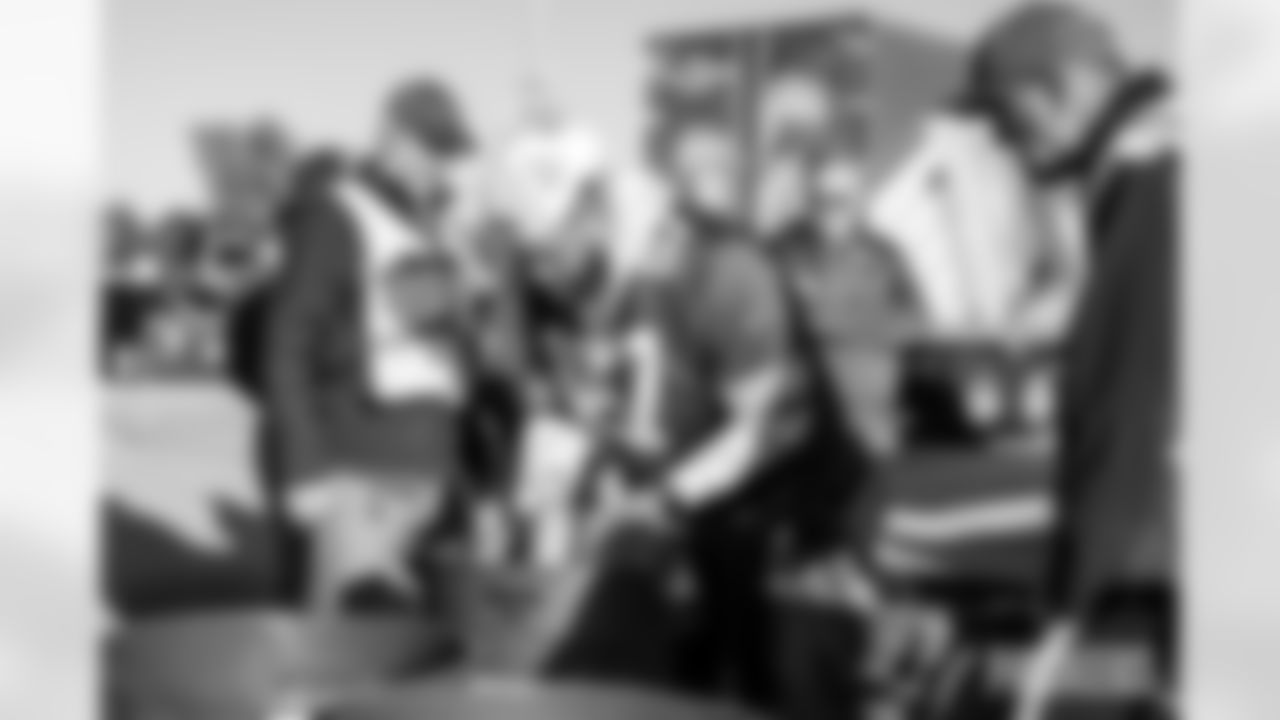 251028_Touchdowns for Hunger Food Drive_MM_0563