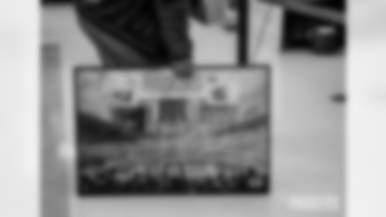 251215_Salvation Army autograph signing_ES_00831