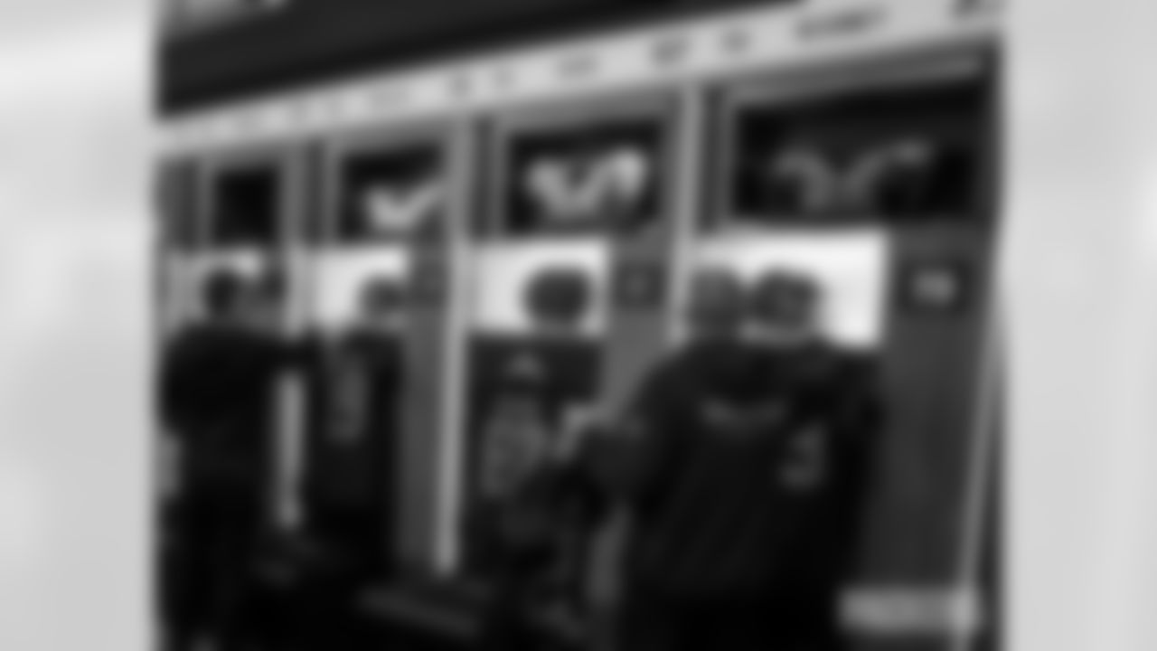 251102-packers-panthers-locker-bobber-012