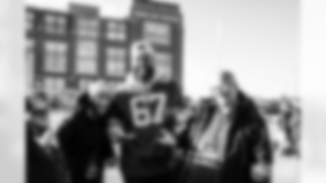 251028_Touchdowns for Hunger Food Drive_MM_0657