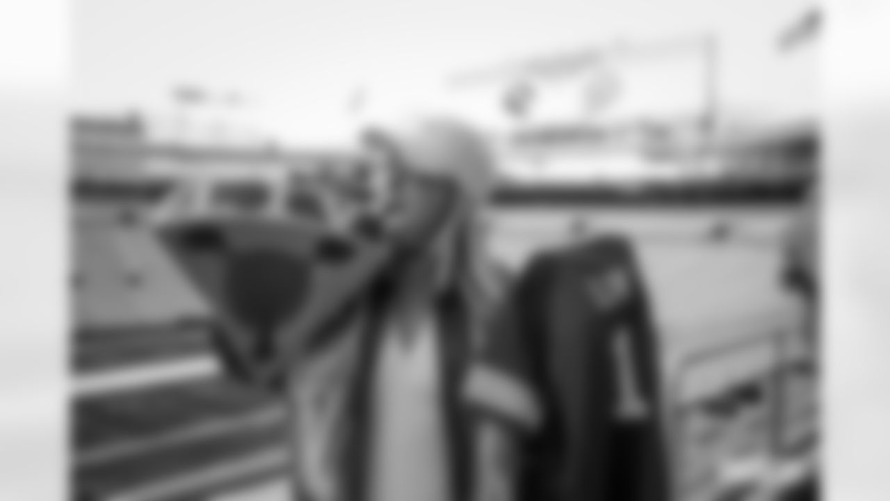 231202-liv-morgan-visit-hudy-WM-012