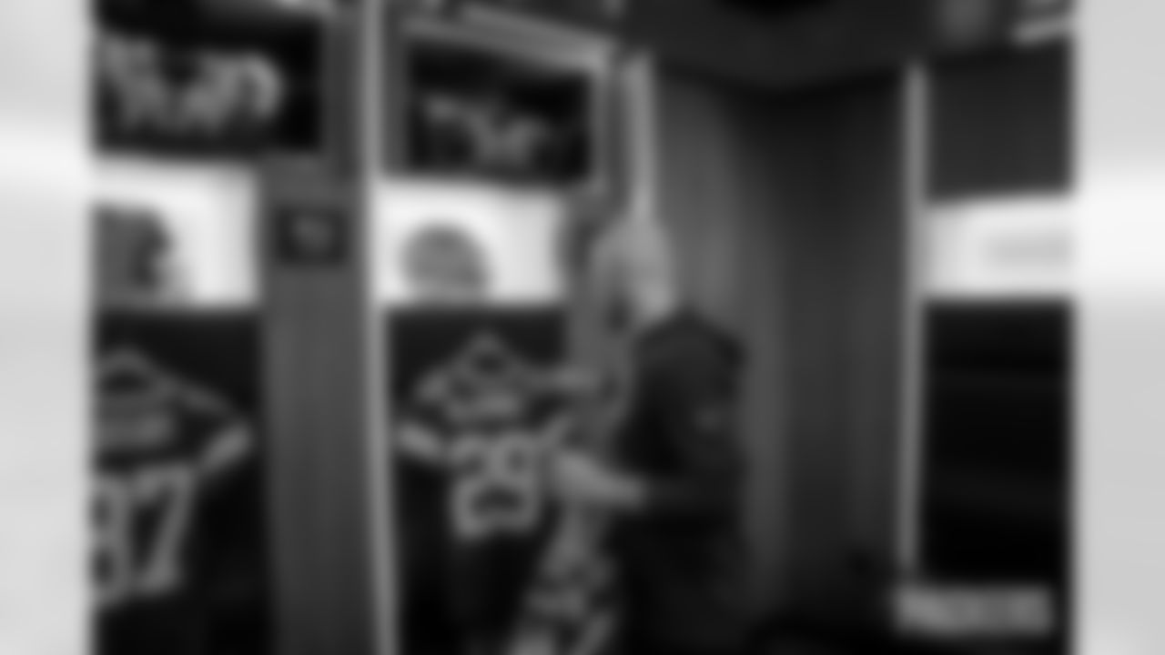 251110-packers-eagles-locker-bobber-008