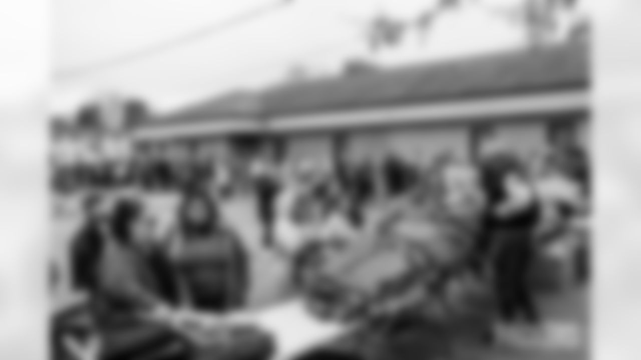 251118_Hands of Love coat drive_ES_00166