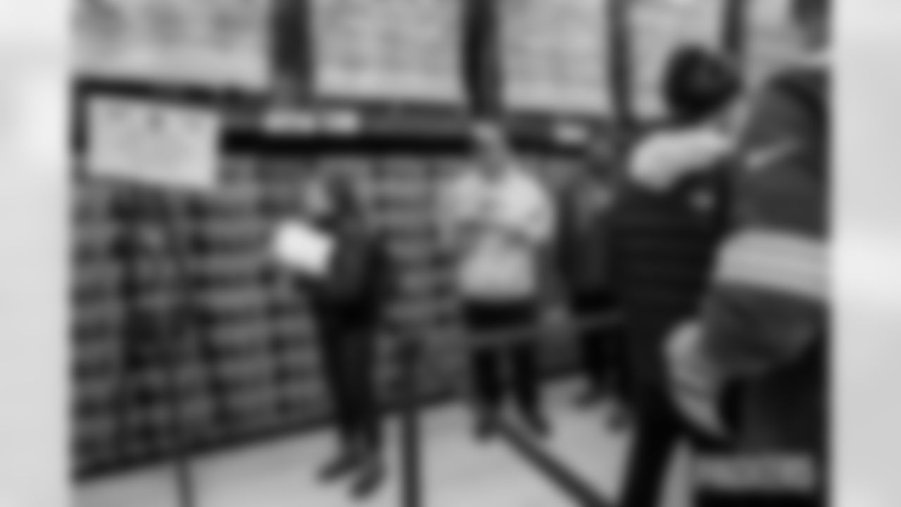 251215_Salvation Army autograph signing_ES_00411