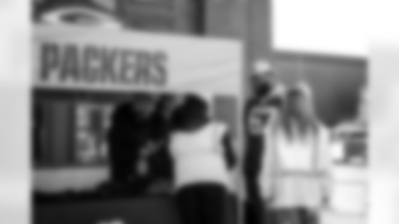 251028_Touchdowns for Hunger Food Drive_MM_0579