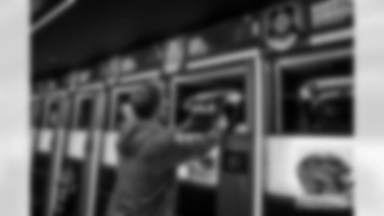 251110-packers-eagles-locker-bobber-020