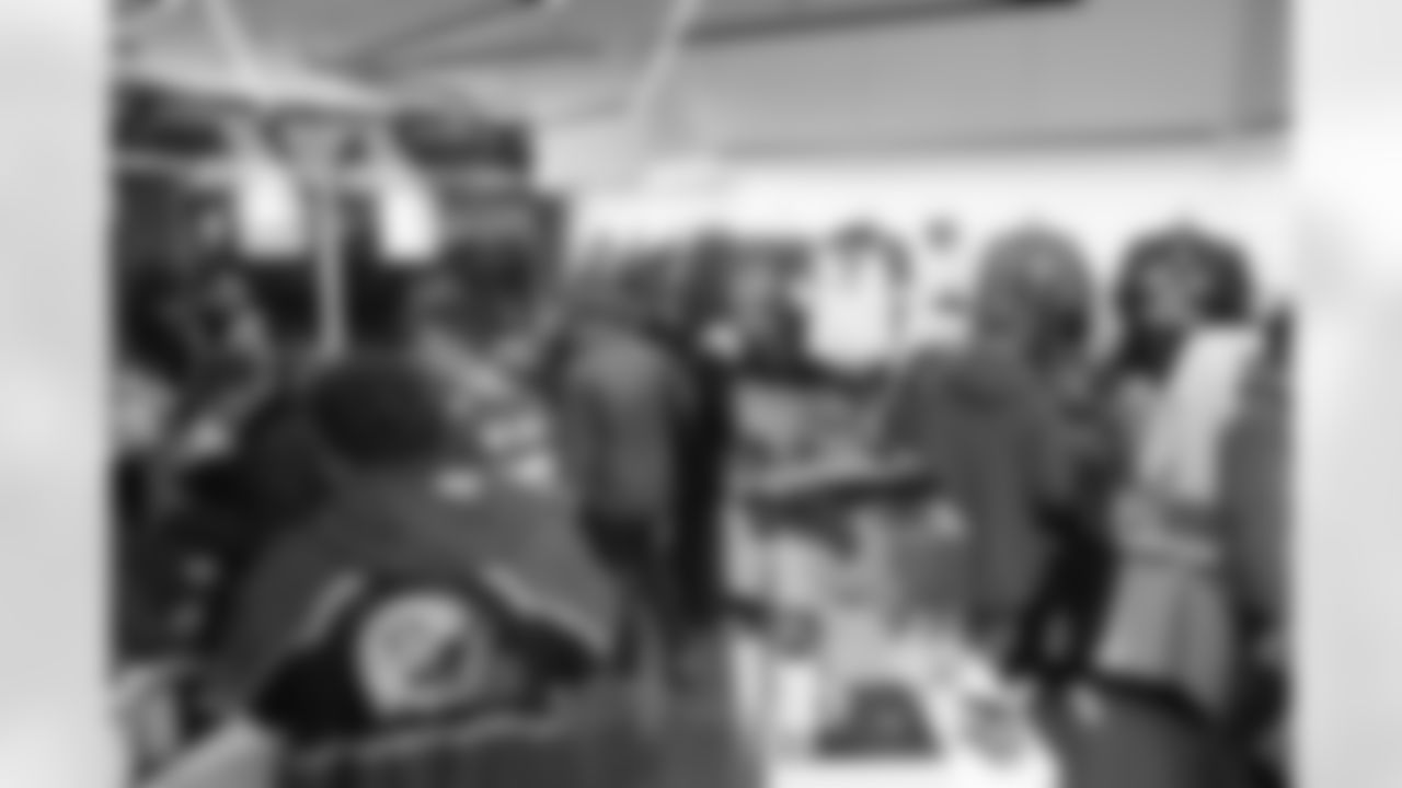 081125_GreenBayPackersHuddleLVL_SR_35