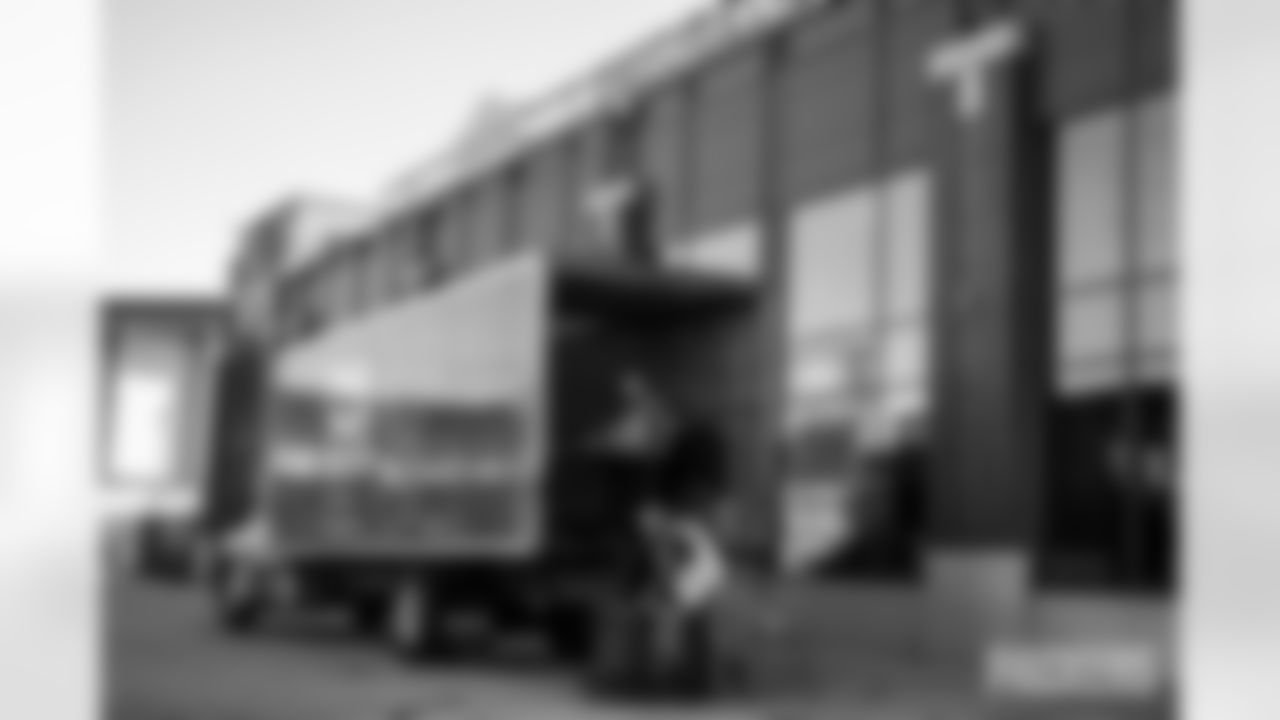 251028_Touchdowns for Hunger Food Drive_MM_0221