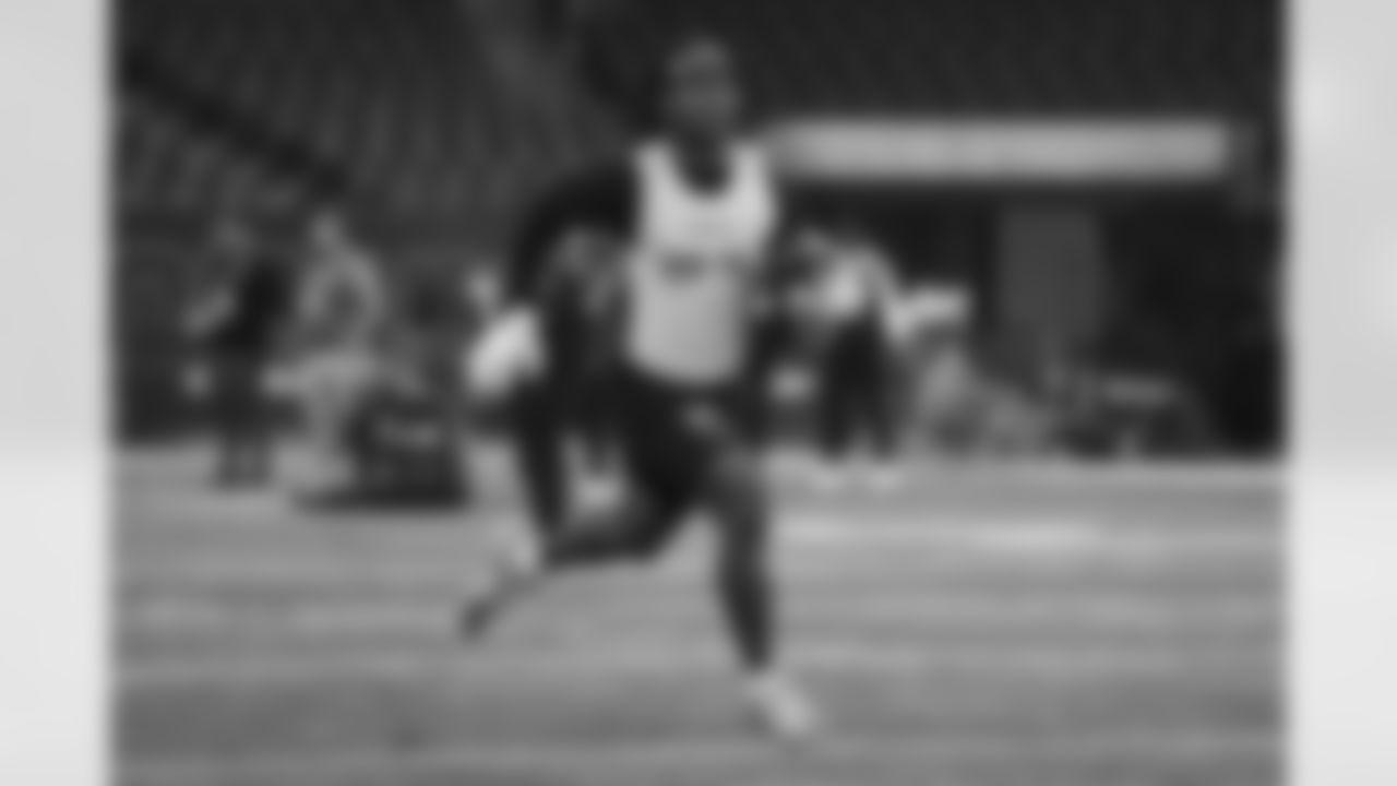 Oregon running back Bucky Irving participates in a drill during the 2024 NFL Scouting Combine on Saturday, March 2, 2024 in Indianapolis, Indiana.