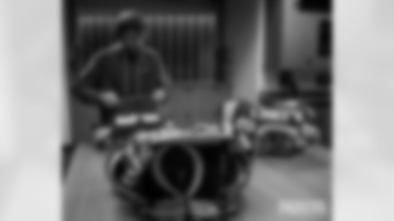 251110-packers-eagles-locker-bobber-035