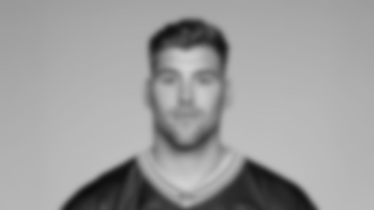 DL Lukas Van Ness