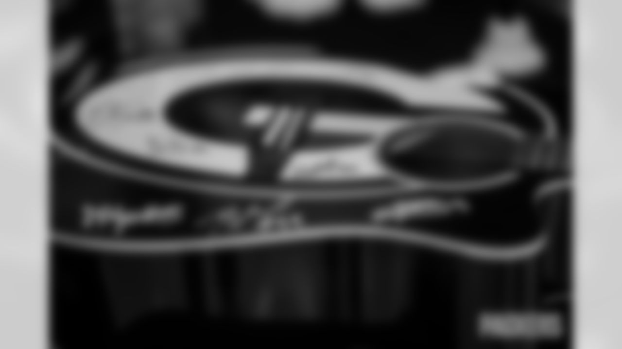 251215_Salvation Army autograph signing_ES_00856