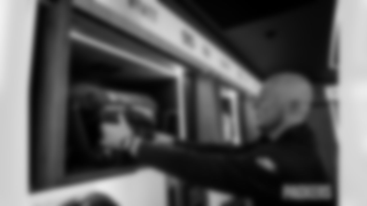 251102-packers-panthers-locker-bobber-024