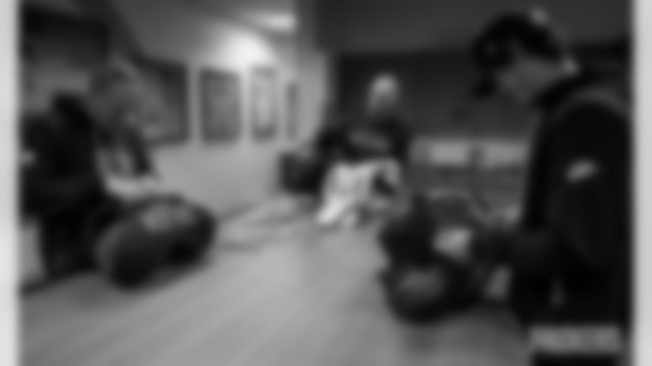 251102-packers-panthers-locker-bobber-039