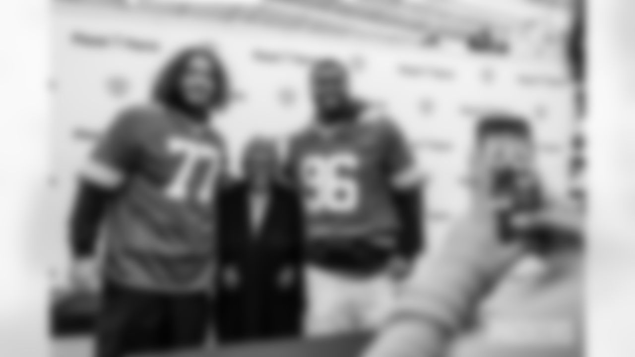 251117_Salvation Army autograph signing_ES_00036